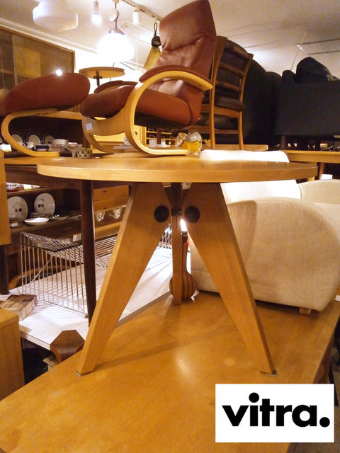 その哲学は今もなお、多く人々を魅了～　Vitra　Jean Prouve（ジャン・プルーヴェ）デザイン　オーク突板　Gueridon　ゲリドンテーブル【買取と販売とレンタルのお店】