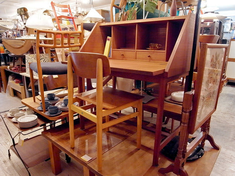 北欧Style チーク材 ライティングビューロー デスク 机～チークの杢目の映えるシンプルモードなビューロー～【買取と販売とレンタルのお店】