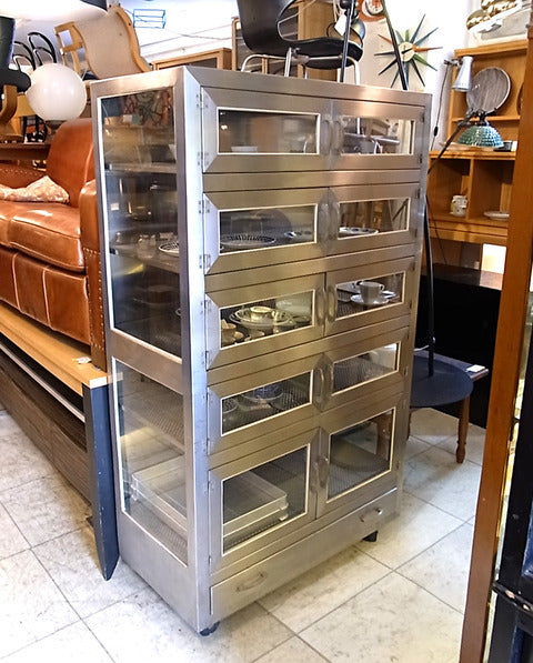 温度のあるものが美しく見える無機質な容れ物～10doorsステンレスキャビネット【買取と販売とレンタルのお店】