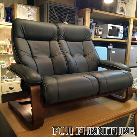 富士ファニチア FUJI FURNITURE 本革製 リクライニング 2人掛け ソファ 緑 ～ 本革の肌触りと洗練された職人の技で最高のリラクゼーションを楽しめます！ 【買取と販売とレンタルのお店】