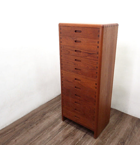 デンマーク Niels Bach Møbelfabrik / ニールスバッハ VTG チーク無垢材 『 トールチェスト NB2611 』 ～ デザインと機能性の両立・ダニッシュモダンを色濃く感じる趣深い収納家具 ～