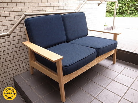 展示美品 北欧デザイン 2シーターソファ タモ材 ナチュラル／ネイビー ～ 後ろ姿もスッキリ！魅力的です。【買取と販売とレンタルのお店】