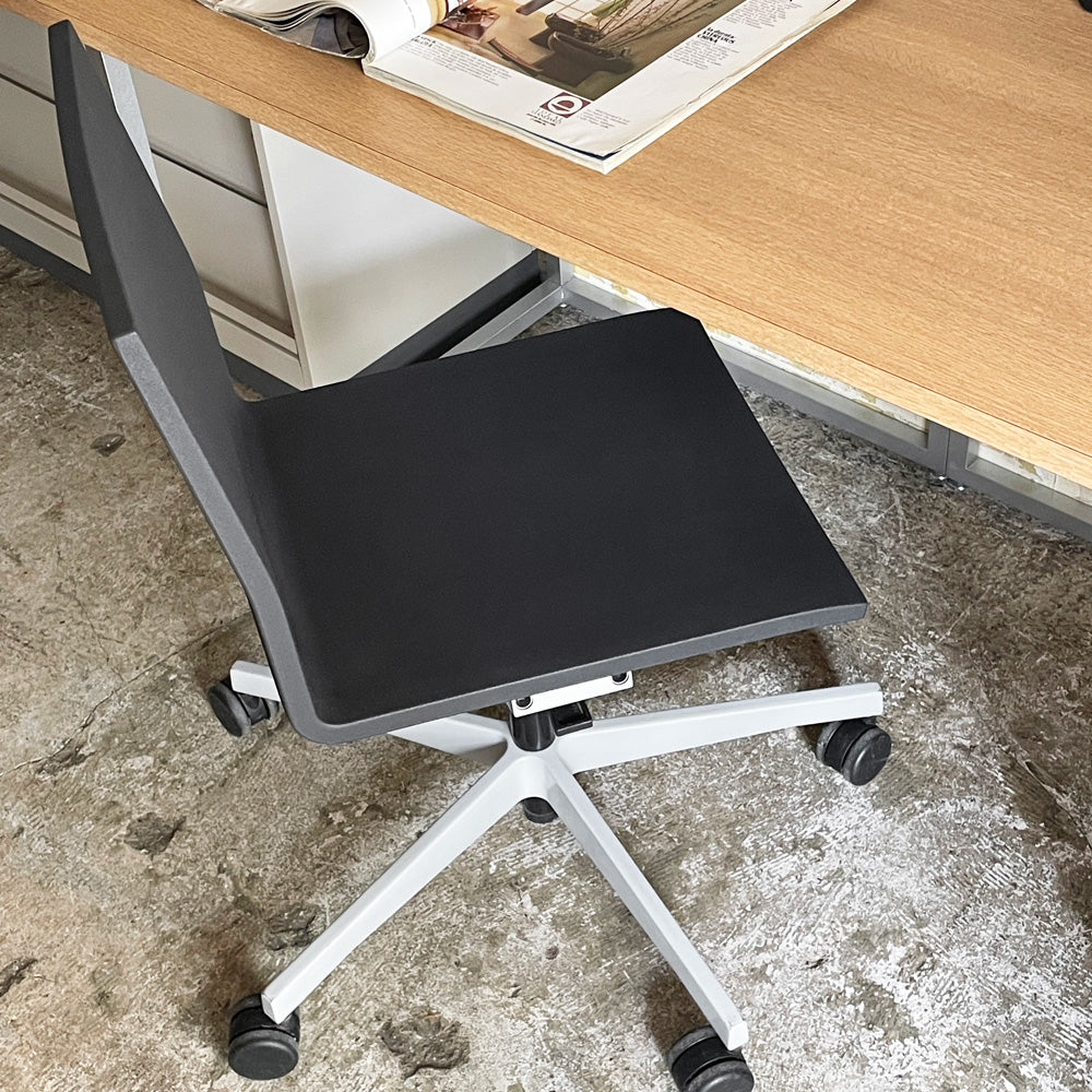【自由が丘店】ヴィトラ vitra ゼロフォー .04 スタジオチェア オフィスチェア アームレス ブラック マールテン・ヴァン・セーヴェレン Maarten Van Severen 買取させていただきました。