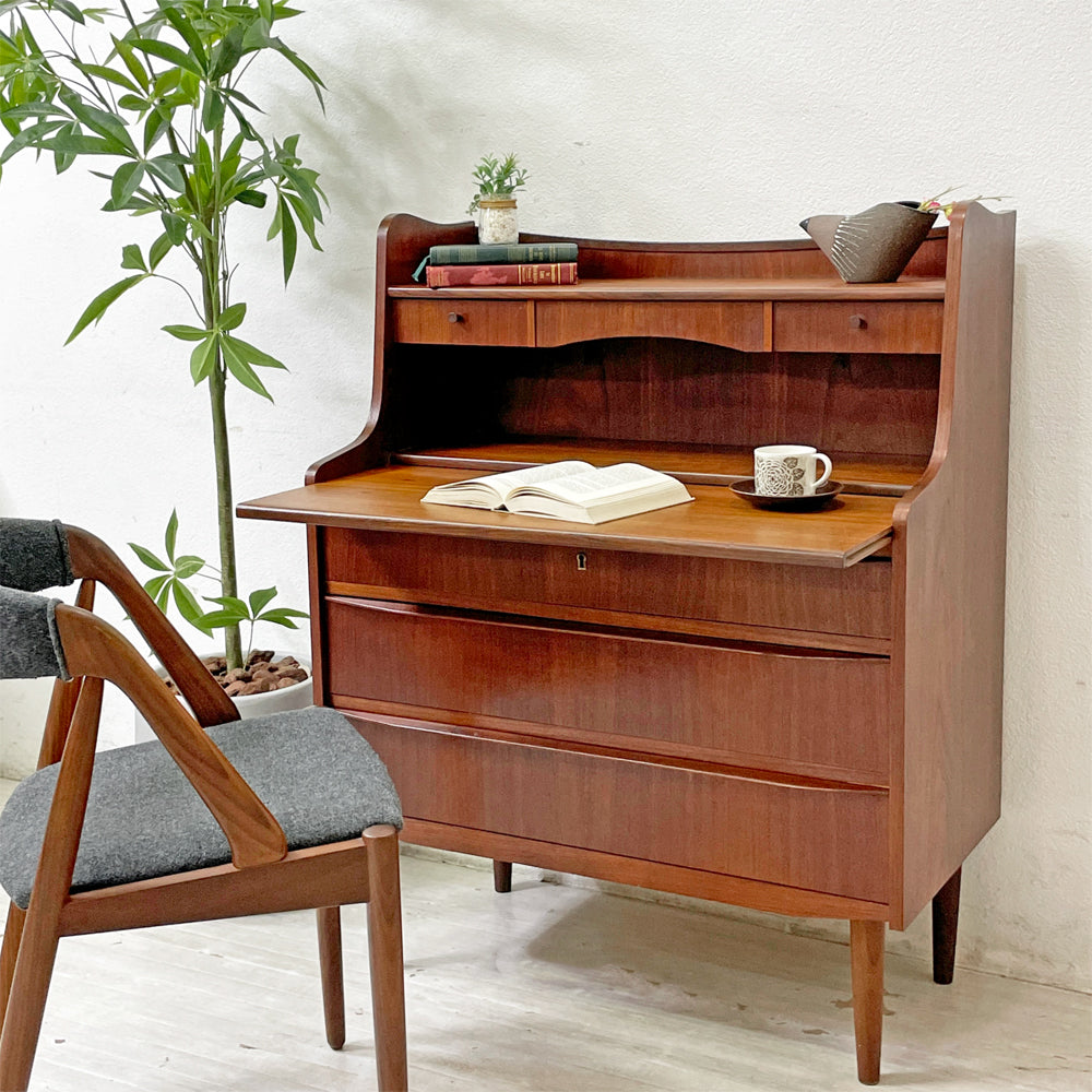 デンマークビンテージ Danish Vintage チーク材 ライティングビューロー ドレッサー 3ドロワーズ 本棚 スライド天板 鍵欠品 北欧家具　～長く使いたくなる、北欧ビンテージの多機能デスク。～