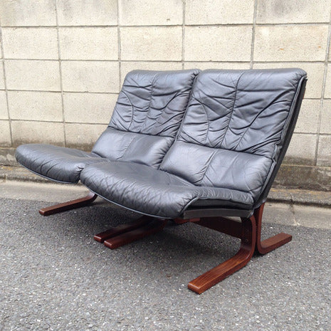 人気のソファ。。。遂に入荷です♪北欧にも負けないデザイン性とフォルム。フジファニチャーの本革仕様セパレート２Pソファ【買取＆販売＆レンタル】