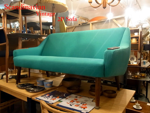 ターコイズｘウォルナットが美しく、コンパクトさが嬉しい北欧家具～ デンマーク製　"ビンテージ2pソファ"　【買取と販売とレンタルのお店】