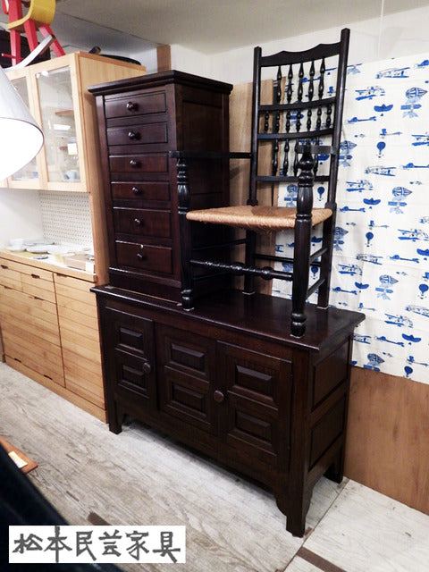 松本民芸家具 E型サイドボード 楢材 　ミズメザクラ 整理箪笥 スリムチェスト #21型スピンドルアームチェア～日本の本物の家具【買取と販売とレンタルのお店】
