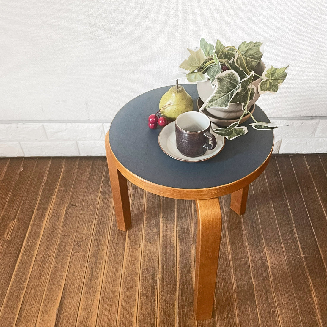 アルテック Artek スツール60 スモーキーブルー × ハニー リノリウム 3本脚 アルヴァ・アアルト ～ ゆっくり流れる時間を共に ～