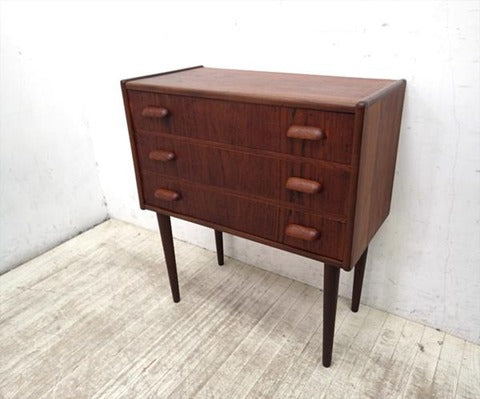 北欧 デンマーク ビンテージ チーク材 3ドロワー スモールチェスト ナイトチェスト ～お部屋のコーディネイトが楽しめる【買取と販売とレンタルのお店】