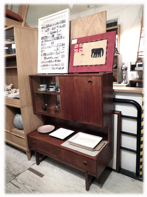 英国 UK アンティーク チーク材 キャビネット カップボード～UKと北欧が交じり合う見せる・引き立たせる家具【買取と販売とレンタルのお店】