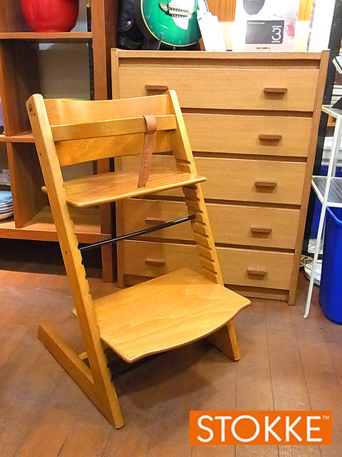 いつも安全で快適に座れるユニークチェア♪～北欧STOKKE トリップトラップチェア ガード付き チェリーカラー【買取＆販売＆レンタル】
