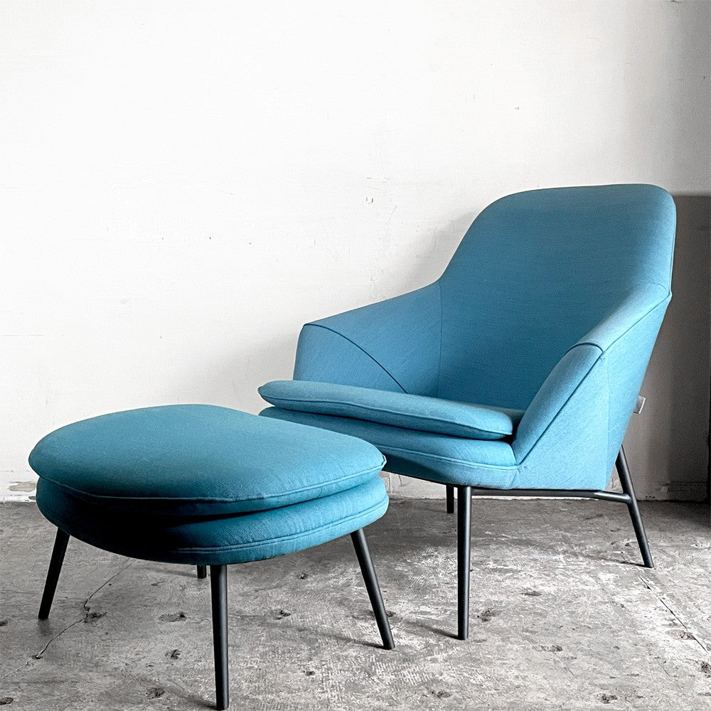 【自由が丘店】ヴェネルボ WENDELBO ハグ Hug ラウンジチェア ＆ オットマン ブルー系 ファブリック スチール脚 365°North デンマーク 廃番カラー 買取させていただきました。