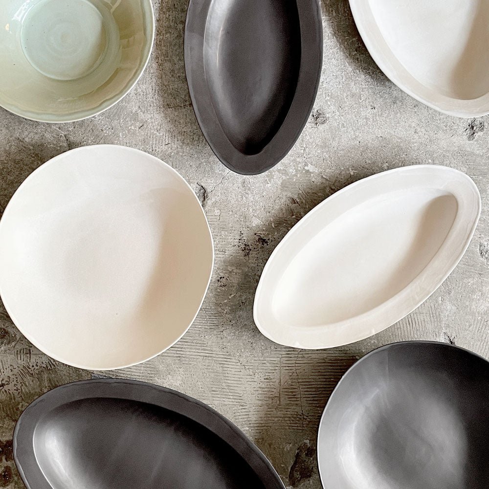 クリスチャンヌ ペロション Christiane Perrochon ストーンウェア STONEWARE ボウル オーバル プレート 大＆小 ホワイト、ブラックカラー ポルセラン PORCELAIN 深皿 プレート ボウル グリーンカラー イタリア 陶器 ハンドメイド 現代作家 ～いい皿は、どこへ連れて行ってくれる？～