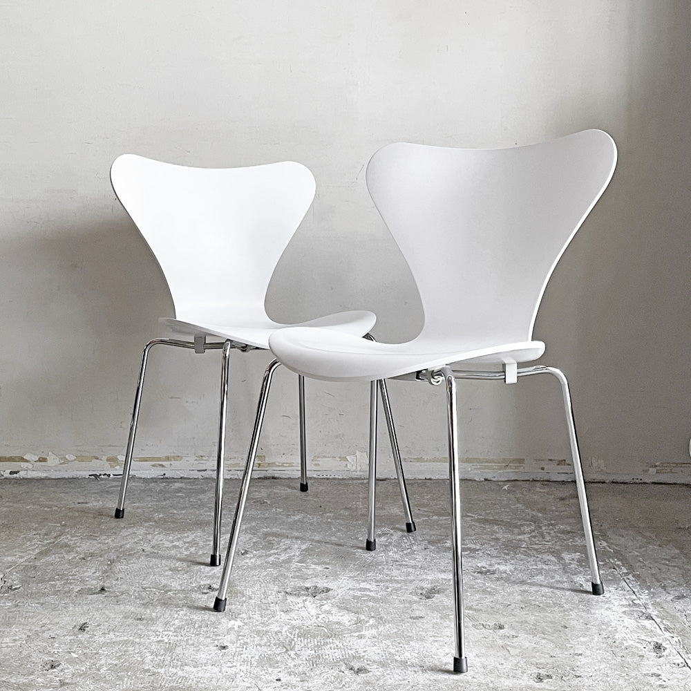 【自由が丘店】フリッツハンセン Fritz Hansen 3107 セブンチェア ホワイト ラッカー仕上げ スタッキング アルネ・ヤコブセン Arne Jacobsen デンマーク 北欧家具 計2脚 買取させていただきました。