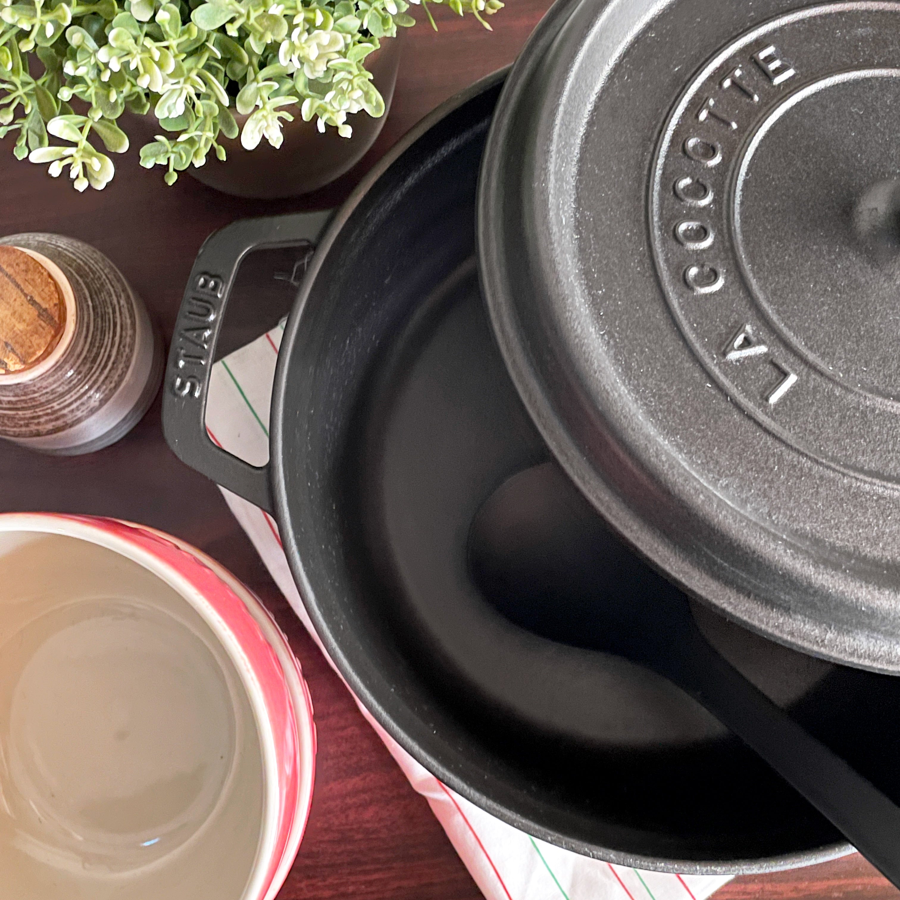 ストウブ STAUB ピコ ココット ラウンド 両手鍋 ブラック 24cm 鋳物 キャセロール ガス オーブン IH対応 フランス ～お料理をもっと美味しくする魔法のお鍋～