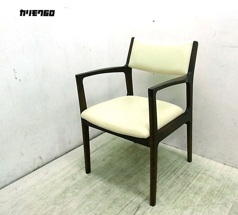 国内トップクラスの老舗家具メーカー" karimoku "のDNAを継承するロングライフデザイン! 人気ロクマル+シリーズ（カリモク60）『 アームダイニングチェア（S.アイボリー）』×２脚 入荷!!