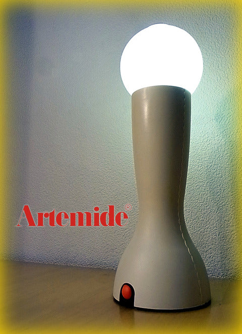 イタリアらしいユニークさと軽快な機能が凝縮された Artemide（ アルテミデ社 ） シルヴィア・カッポーニデザインのテーブルランプ 『 GILDA （ ジルダ ） 』 【出張買取＆販売＆レンタル】