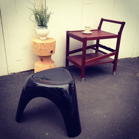 希少なイギリス " habitat / ハビタ社 " のFRP製 復刻廃番品 ★ 柳宗理がデザインした日本デザイン史に残る名作エレファントスツール & 70年代 デンマーク チークウッドワゴン 入荷！