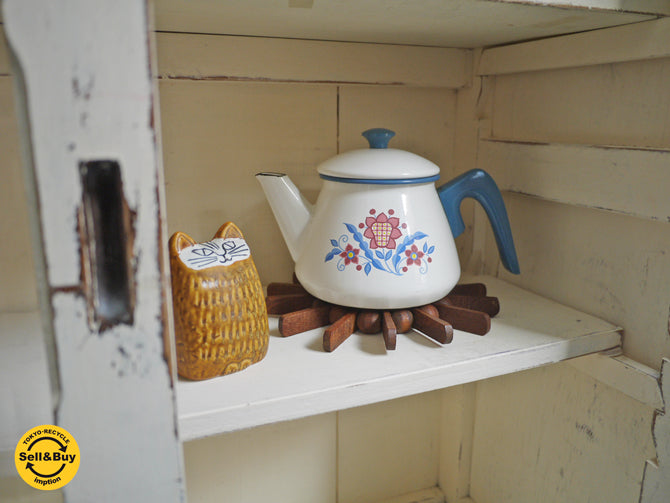 ジャパンビンテージ 古い木味のガラスキャビネット ホワイトペイント 波ガラス ～ニュアンスの波ガラス、合わせるアイテムを引き立てる名役者～ 【 買取と販売とレンタルのお店 】