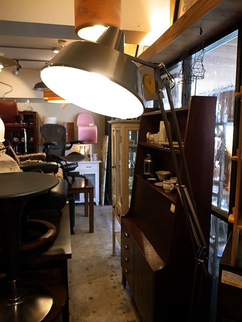 HERMOSA ハモサ MARTTI マルティ FLOOR LAMP フロアランプ ～ メカニックなアームとレトロなシェードがクールだけれども、どこか優しさを感じさせます。【買取と販売とレンタルのお店】
