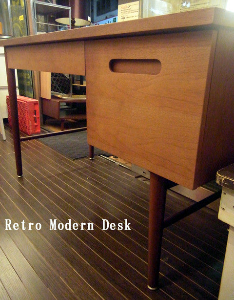 ノスタルジーな雰囲気がいい～Retro Modern Desk ウォールナット PCデスク 【買取＆販売＆レンタル】