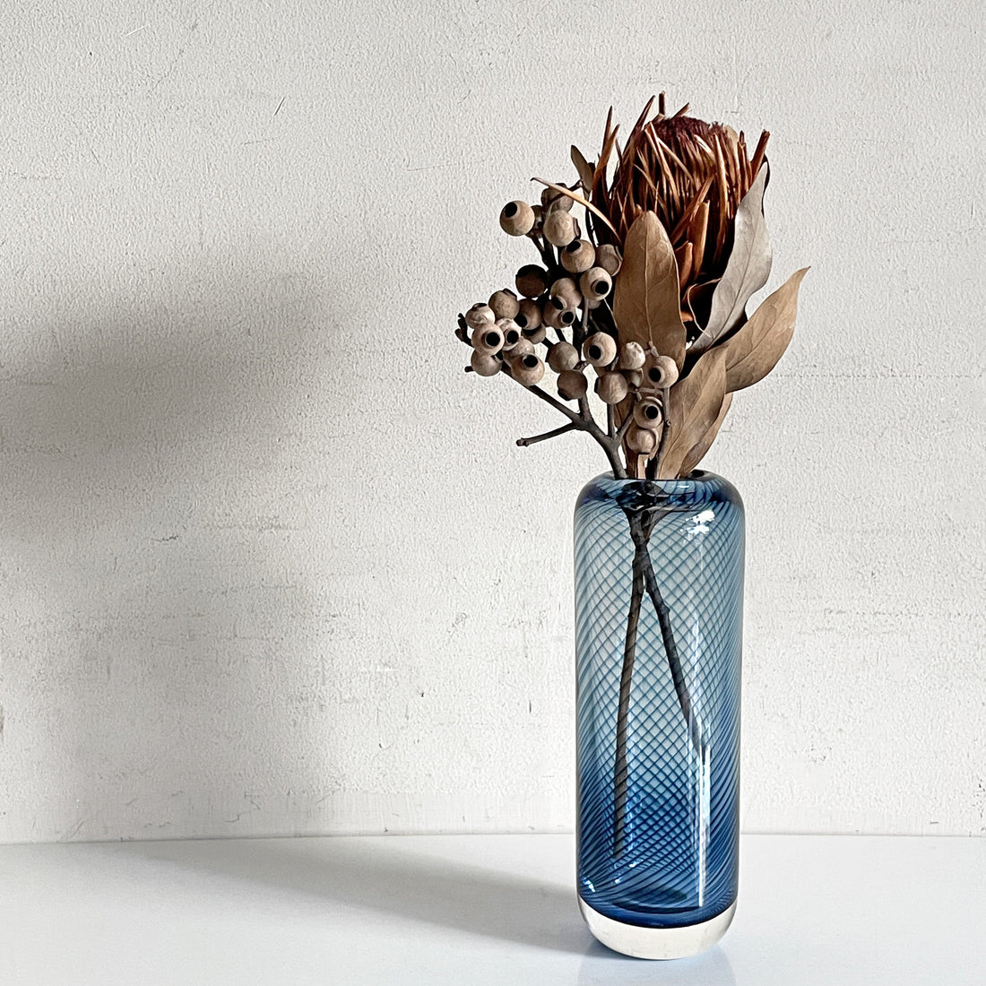 【自由が丘店】コスタボダ Kosta Boda フラワーベース 花瓶 花器 ベングト・エデンフォルク Bengt Edenfalk ガラス カットサイン入り ビンテージ 北欧 スウェーデン ● 買取させていただきました。