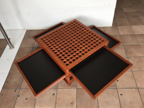 4枚のトレイが四方にのびるユニークなつくり☆　◇Bellato テトラテーブル TETRA TABLE 建築家V.Aデザイン MoMA【買取と販売とレンタルのお店】