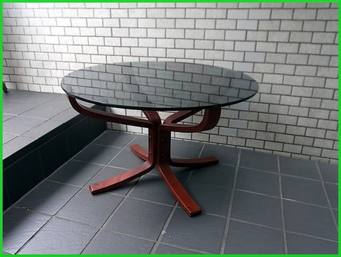 スモーキーなガラスと有機的な美しいフォルム～ 北欧 ノルウェー バットネ Vatne社 ファルコン テーブル ラウンジ【買取と販売とレンタルのお店】