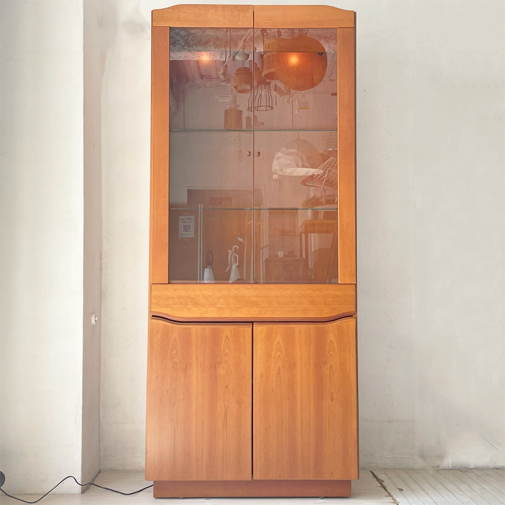 スコービー Skovby KIRSEBAER モダンデザイン チェリー材 キュリオケース ～ 木材の繊細さとデザインの秀逸さが魅力