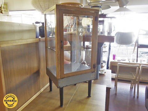 OTSU FURNITURE オツファニチャー レトロ ビンテージ ショーケース パンケース～ 古い木の味わい豊かなレトロなガラスショーケース。【買取と販売とレンタルのお店】