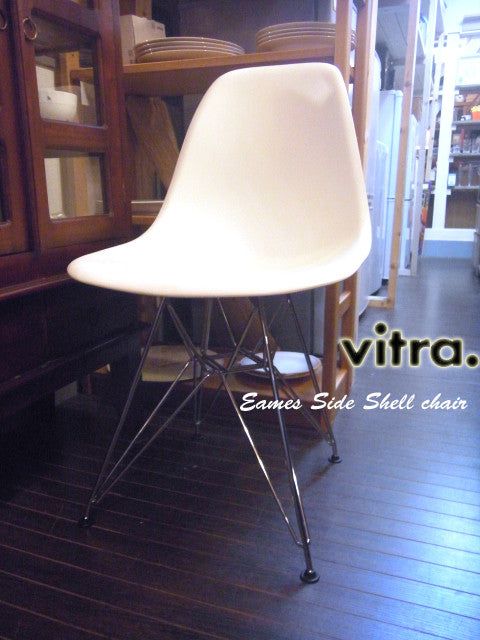 定番だからこそ〝あえてね”(｀・ω・´)～vitra イームズ サイドシェル チェア クロームベース Eames DSR ホワイト【買取＆販売＆レンタル】