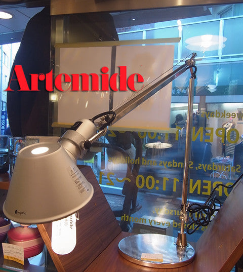 イタリアらしいスタイリッシュなデスクライト～Artemide アルテミデ TOLOMEO/トルメオ デスクベースタイプ【買取＆販売＆レンタル】