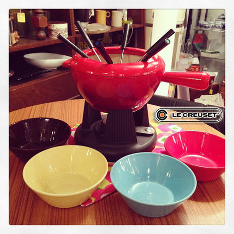 寒い季節はみんなでフォンデュパーティー★日本未発売のLE CREUSET (ル・クルーゼ)チーズフォンデュセット チェリーレッド★オンラインショップにも掲載♫ 【買取＆販売＆レンタル】