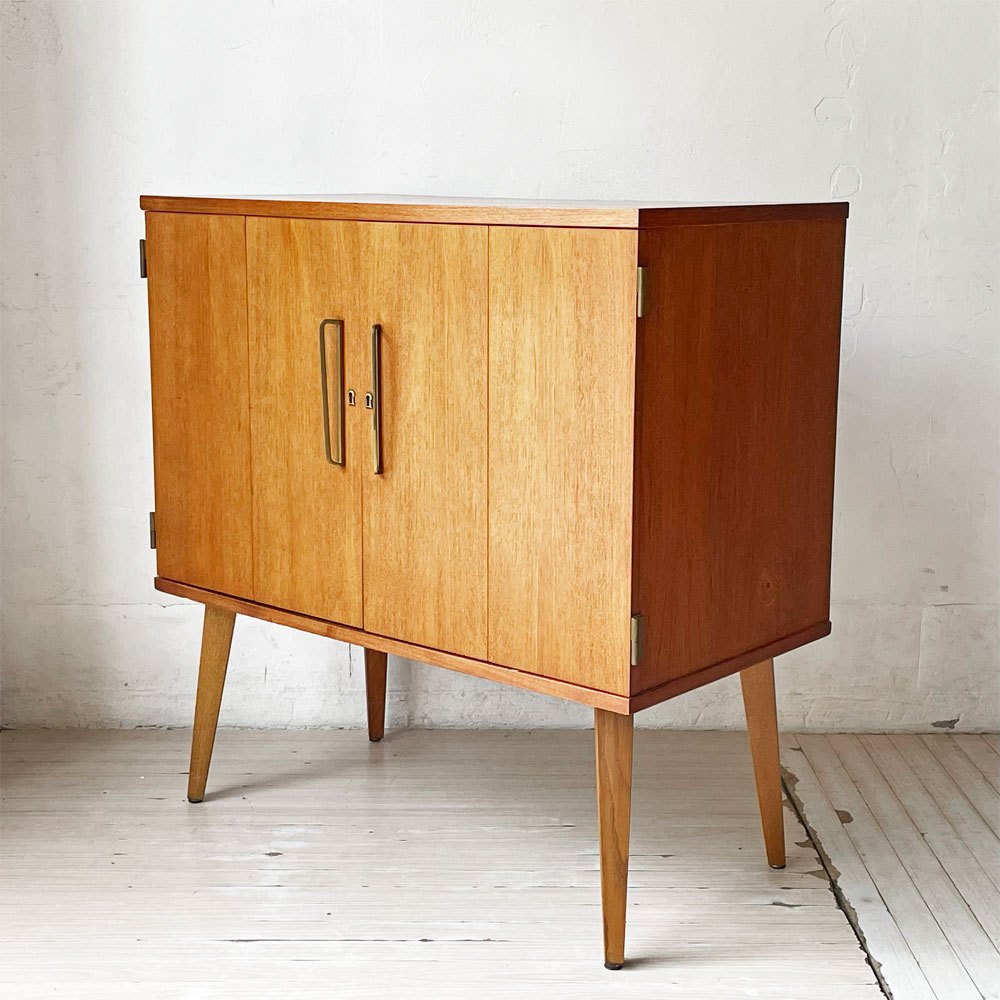 【下北沢店】北欧ビンテージ Scandinavian Vintage キャビネット サイドボード 飾り棚 チーク材 両開き 折れ戸 W82cm 買取させていただきました。