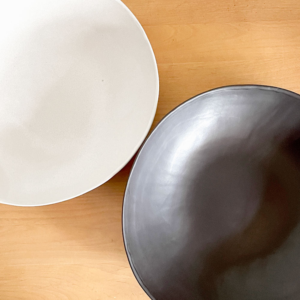 【自由が丘店】クリスチャンヌ ペロション Christiane Perrochon ストーンウェア STONEWARE ボウル プレート ホワイト、ブラックカラー イタリア 陶器 ハンドメイド 現代作家 2枚 買取させていただきました。