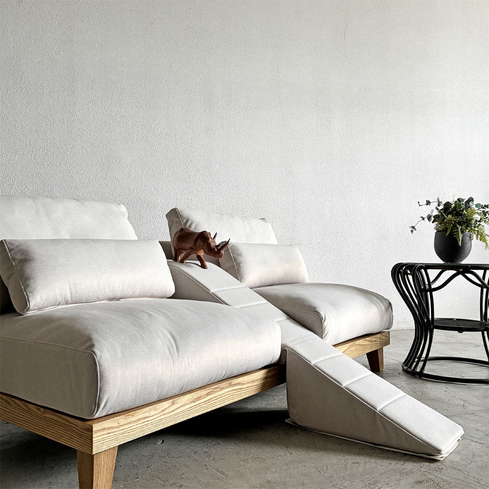 ペットと PETTO フラッフィル フラッフィーソファ Fluffy Sofa 3人掛けソファ W182cm ストーンホワイト アッシュ材 スロープ付 ペット対応 関家具 テーブル欠品 定価￥139,800- ～ 斬新で、ユニークで、大胆で ～