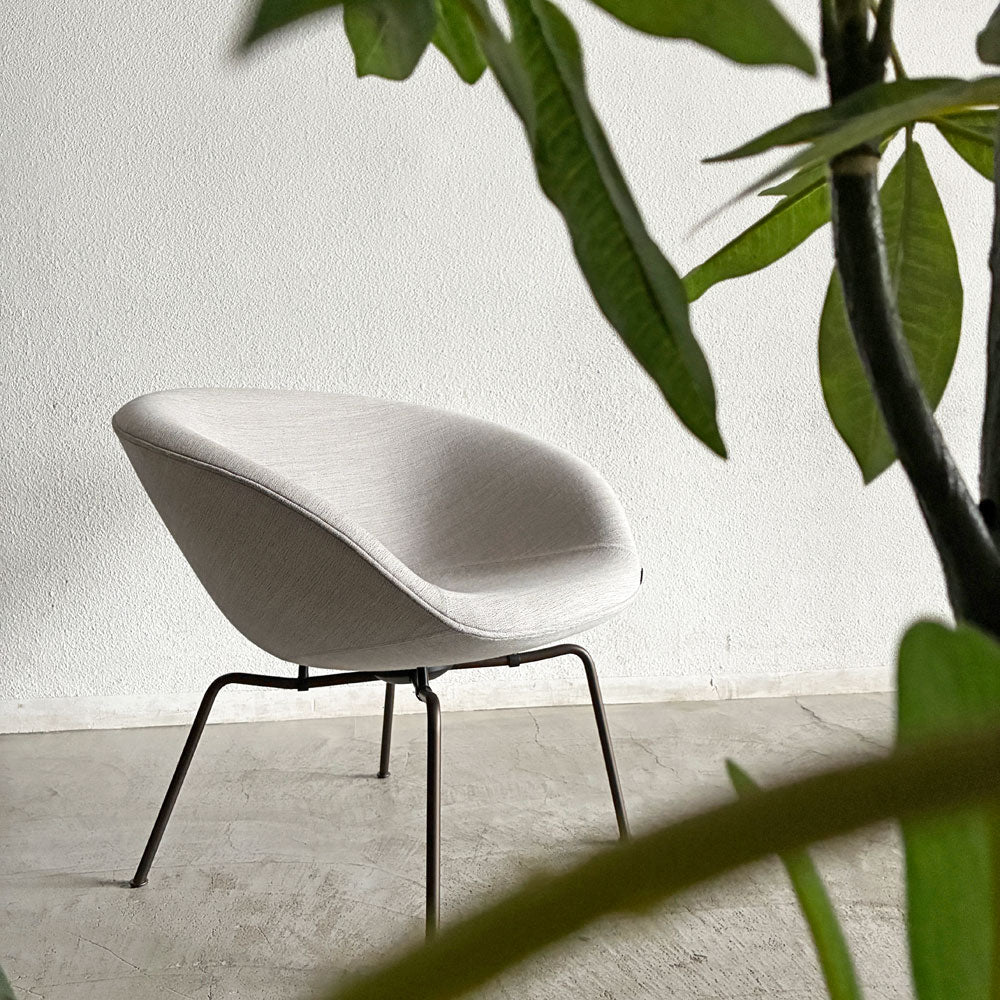 フリッツハンセン Fritz Hansen ポットチェア 3318 POT ラウンジチェア ファブリック クリスチャンハウン ベージュ ブラウンブロンズレッグ アルネ・ヤコブセン デンマーク 定価￥297,880- 展示品 ～ 白鳥と卵の影から ～