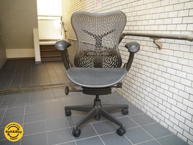 ハーマンミラー Herman Miller ミラチェア Mirra Chair スタジオ7.5 ブラックxグラファイトカラー ～イームズの系譜を組んだチームによる、実用＆挑戦のデザイン～ 【 買取と販売とレンタルのお店 】