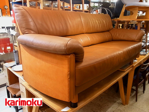 高品質のレザーソファに座りながら味わう上質な時間～ Karimoku/カリモク　展示店限定モデル『Direttore/ディレトーレ』 3Pソファ【買取と販売とレンタルのお店】
