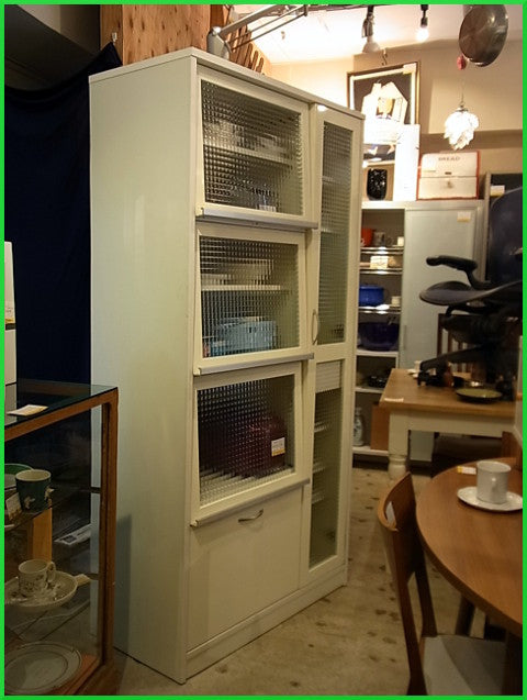 キッチン回りを丸ごと収納計画!!～ 【自由が丘店】B-Company ノスタルジーを感じるチェッカーガラスのキッチンキャビネット【買取と販売とレンタルのお店】