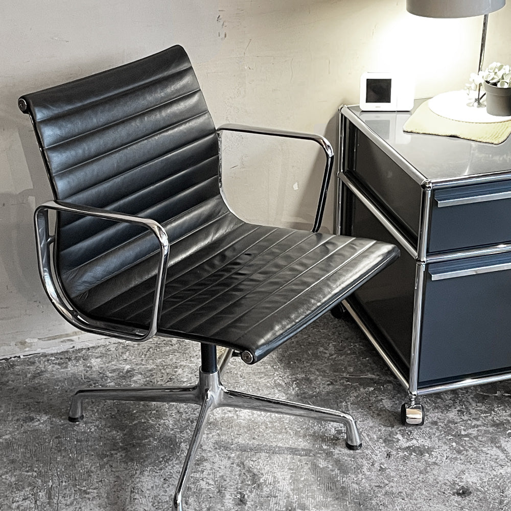 ヴィトラ vitra イームズアルミナムグループ マネジメントチェア デスクチェア 本革 固定脚 4本脚 グライズ C&Rイームズ ～ 同じデザイン、異なる表情 ～