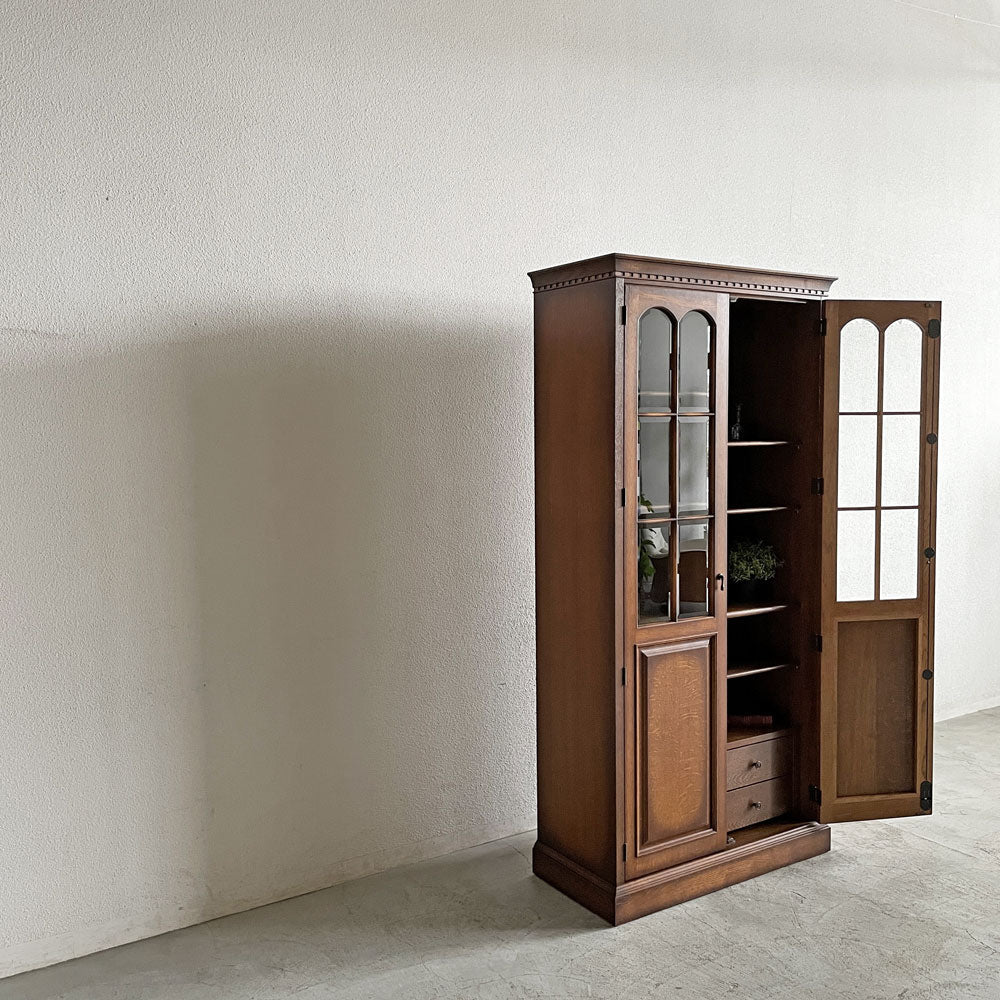 上坂木材 ブルックス Brooks ブックボード 本棚 ガラス収納棚 ナラ材 W90.5cm ヨーロピアンクラシカルスタイル IDC大塚取扱 旭川家具 ～ 贅沢に守る、満足にしまう ～