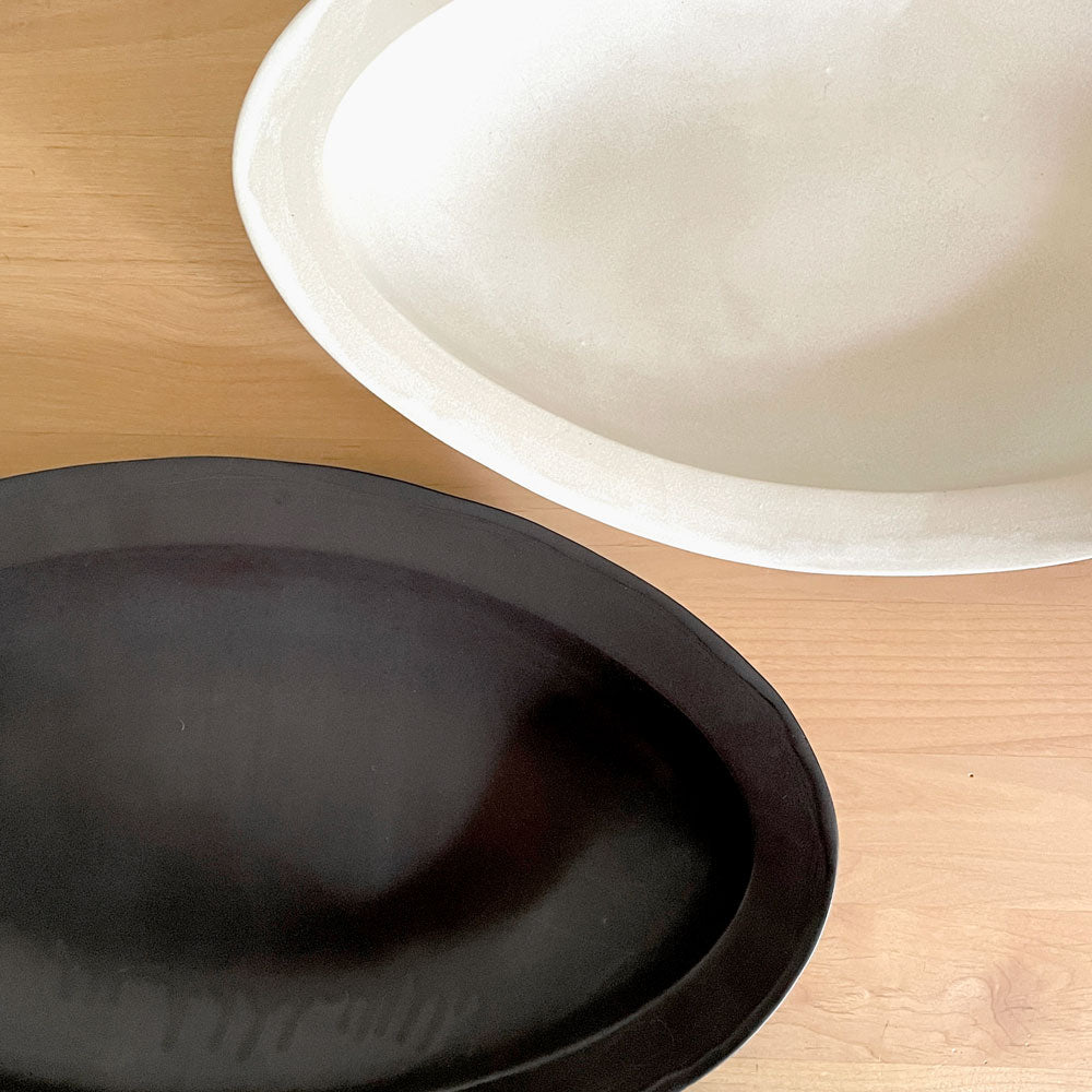 【自由が丘店】クリスチャンヌ ペロション Christiane Perrochon ストーンウェア STONEWARE オーバル プレート 大 ホワイト、ブラックカラー イタリア 陶器 ハンドメイド 現代作家 2枚 買取させていただきました。
