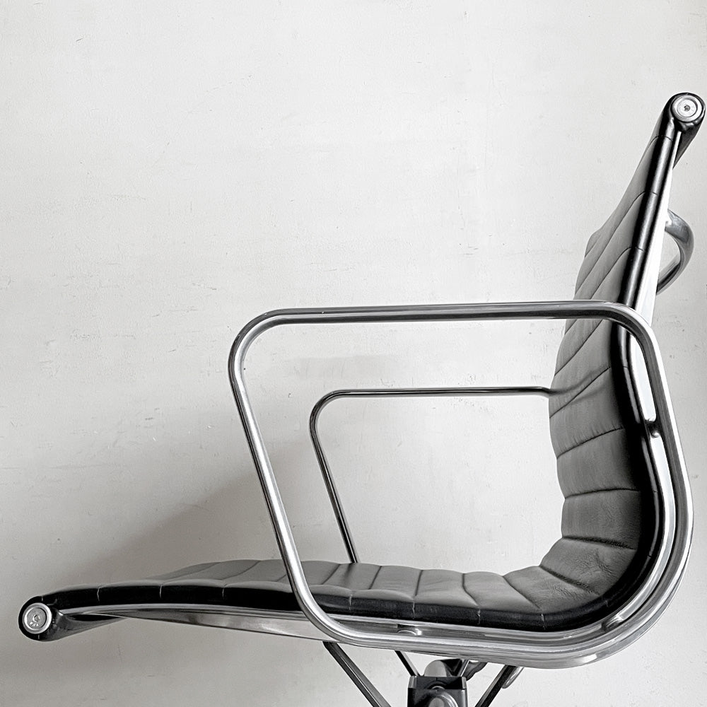 ハーマンミラー Herman Miller イームズアルミナムグループチェア マネージメントチェア アルミバフベース 回転式昇降 5本脚 キャスタータイプ 本革 イームズ ～ オフィスチェアの原点 ～