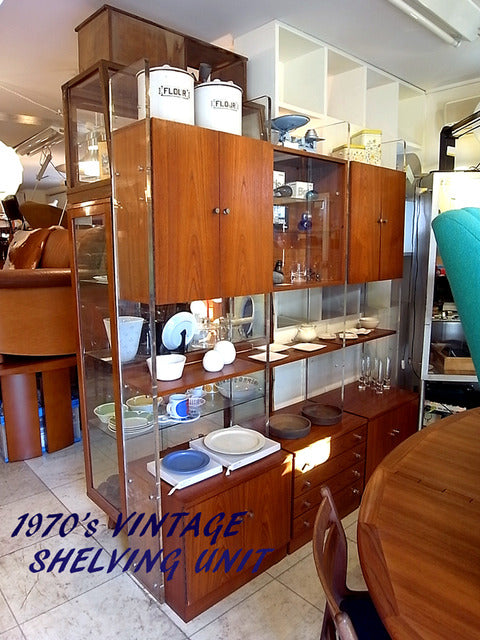 異なったマテリアルが交わることで生み出される絶妙な存在感～ 70’s Vintage Furniture 『チーク×アクリル シェルビング ユニット』 希少品【買取と販売とレンタルのお店】