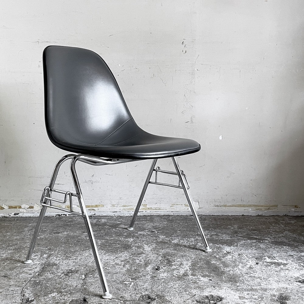 【自由が丘店】ハーマンミラー Herman Miller サイドシェルチェア FRP製 ナウガレザー スタッキングベース ダークグレー×パーチメント C&R イームズ ビンテージ 買取させていただきました。