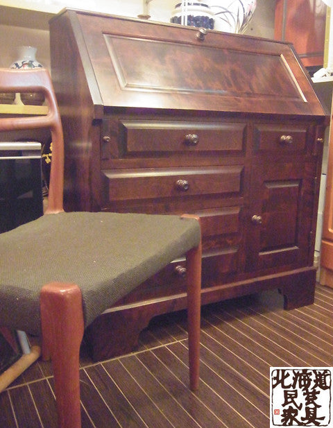 落ち着いた雰囲気とフォルム～北海道 民芸 家具 樺 無垢材 ライティングビューロー/机～松本民芸【買取＆販売＆レンタル】