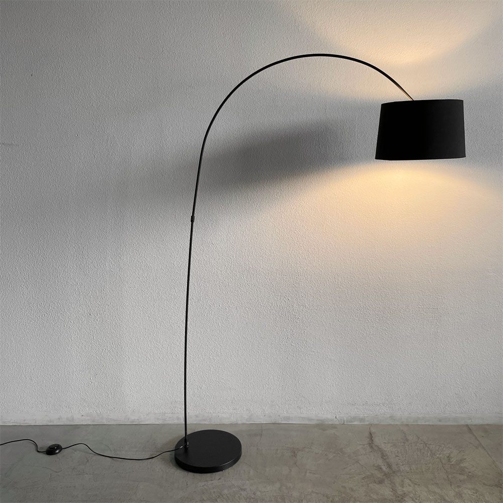 【登戸BASE店】ボーコンセプト BoConcept クタ Kutaフロアランプ H200cm スタンドライト リビング照明 フロアスタンド H200cm ブラックメタル デンマーク 北欧家具 参考価格16.9万円 買取させていただきました。