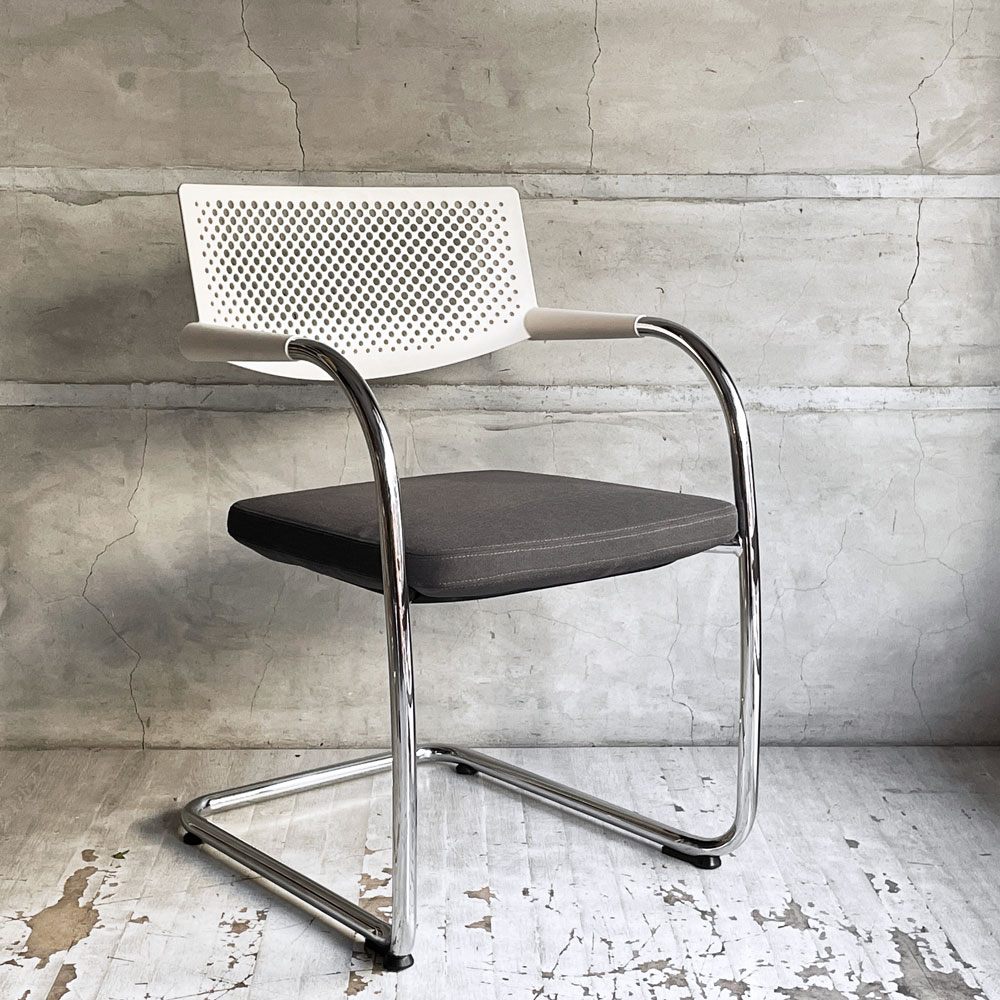 【学芸大学店】ヴィトラ vitra ビザビ2 Visavis2 アームチェア デスクチェア ホワイト/グレー カンティレバー スタッキング可能 アントニオ・チッテリオ 買取させていただきました。