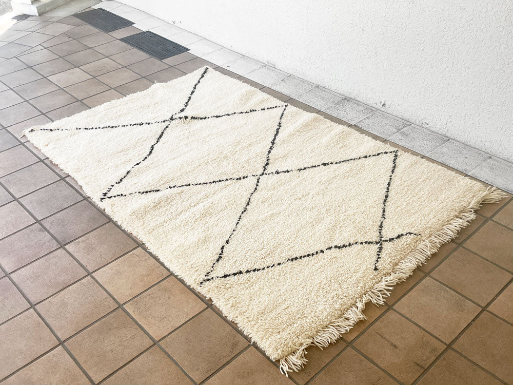 ベニワレン Beni Ouarain ラグ 絨毯 ホワイト ダイヤ型 手織り ハンドメイド モロッコ 180×115cm 中古品 買い取りしました。